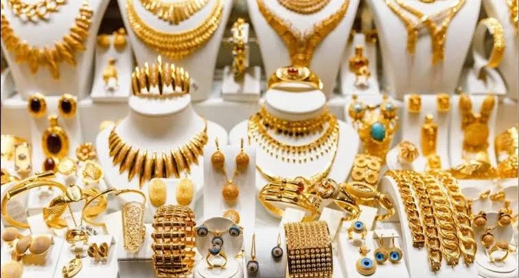 الذهب يواصل التقلبات.. وعيار 21 يقترب من 6900 جنيه