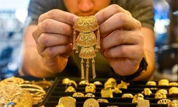 الذهب يواصل التحرك.. عيار 21 يسجل 6970 جنيهًا