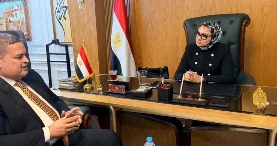 حنان مجدي محافظ الوادي الجديد مع أحمد الشرقاوي استشاري المبادرة الرئاسية «القرية المنتجة»،