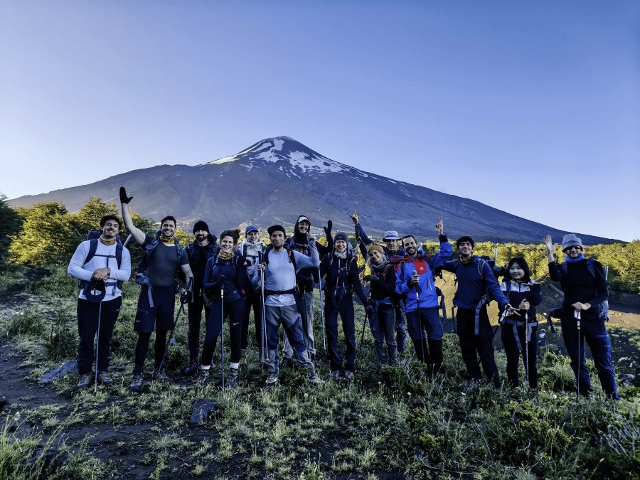 un groupe de personne en face du volcan villarica