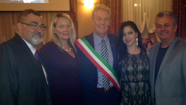 Il sindaco di Hamilton Fred Eisenberger, Pat Mostacci Vice presidente di Festitalia, rappresentanti della comunità