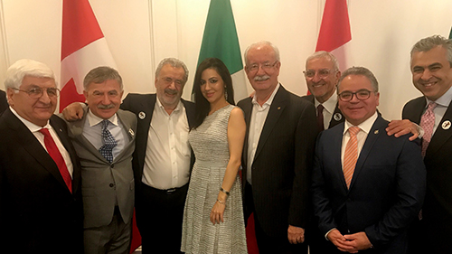 Con Manny Di Lecce, presidente della Basilicata Cultural Society of Canada, Rocco Grossi della Federazione Laziale dell'Ontario, l'ex senatore Con Di Nino, l'imprenditore Sam Primucci, Lenny Lombardi, presidente di Radio CHIN, l'on. Francesco Sorbara e Ali Bidabadi di Radio CHIN