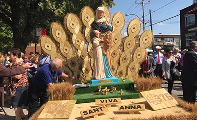 Uno dei bellissimi carri artigianali della sfilata realizzati con i chicchi di grano (Montreal, Parc Saint-Simon-Apôtre)