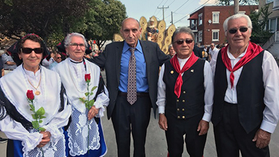 Il presidente dell'associazione jelsese di Montreal, Andrea Passarelli, e signori in costume tradizionale