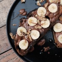 Sauerteig Bananenbrot mit selbstgemachter Nussbutter