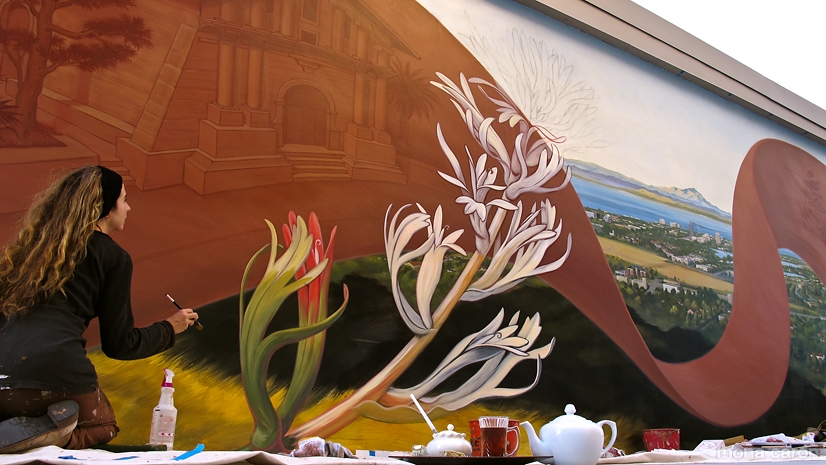 Mona Caron al lavoro su un murale