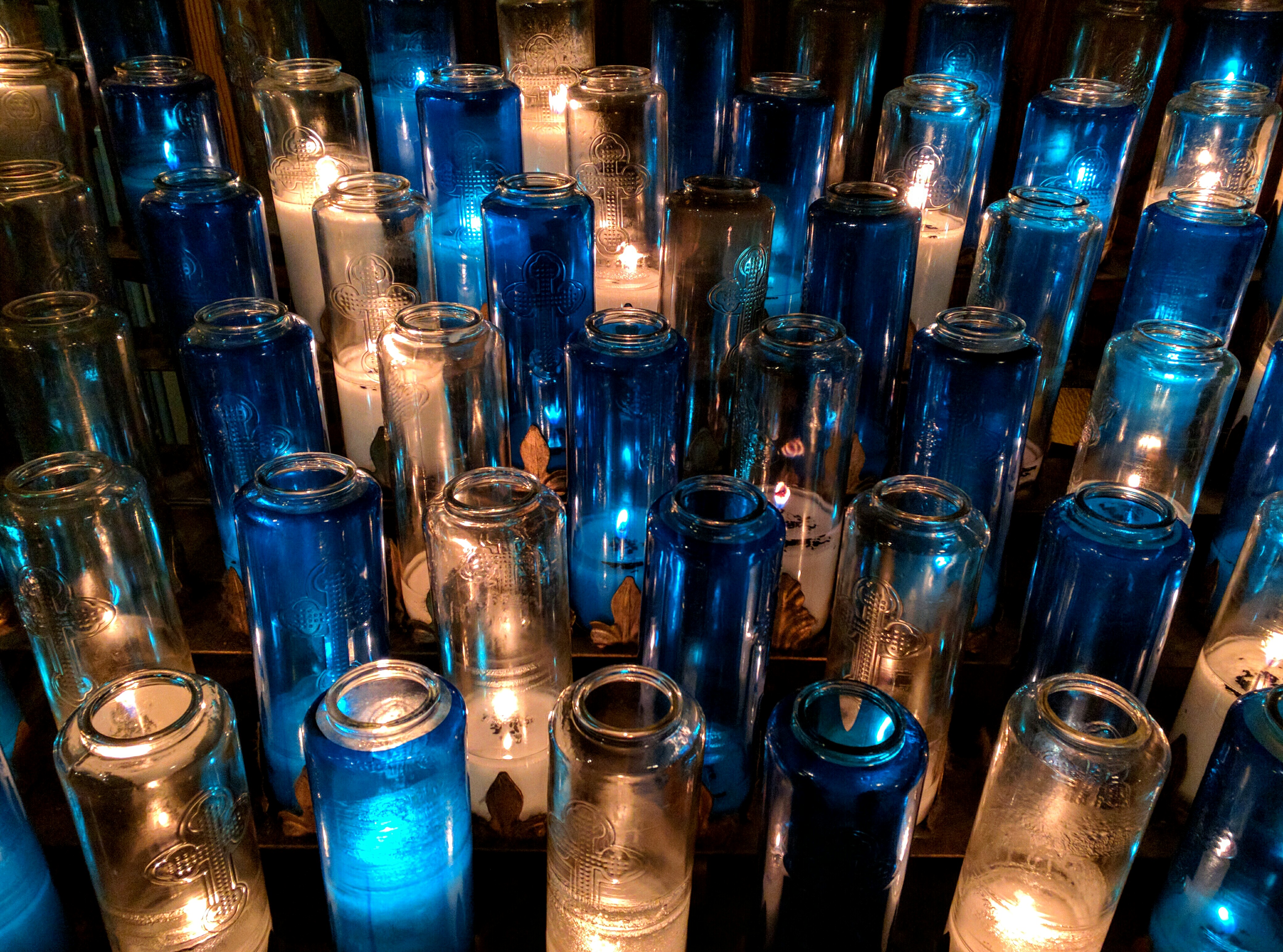 Candele votive nella Basilica di Notre-Dame a Montreal, regione del Quebec, Canada