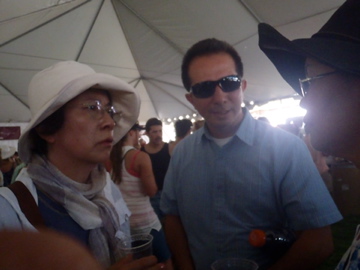 Alberto listens to the Japanese speakers talk about wine.