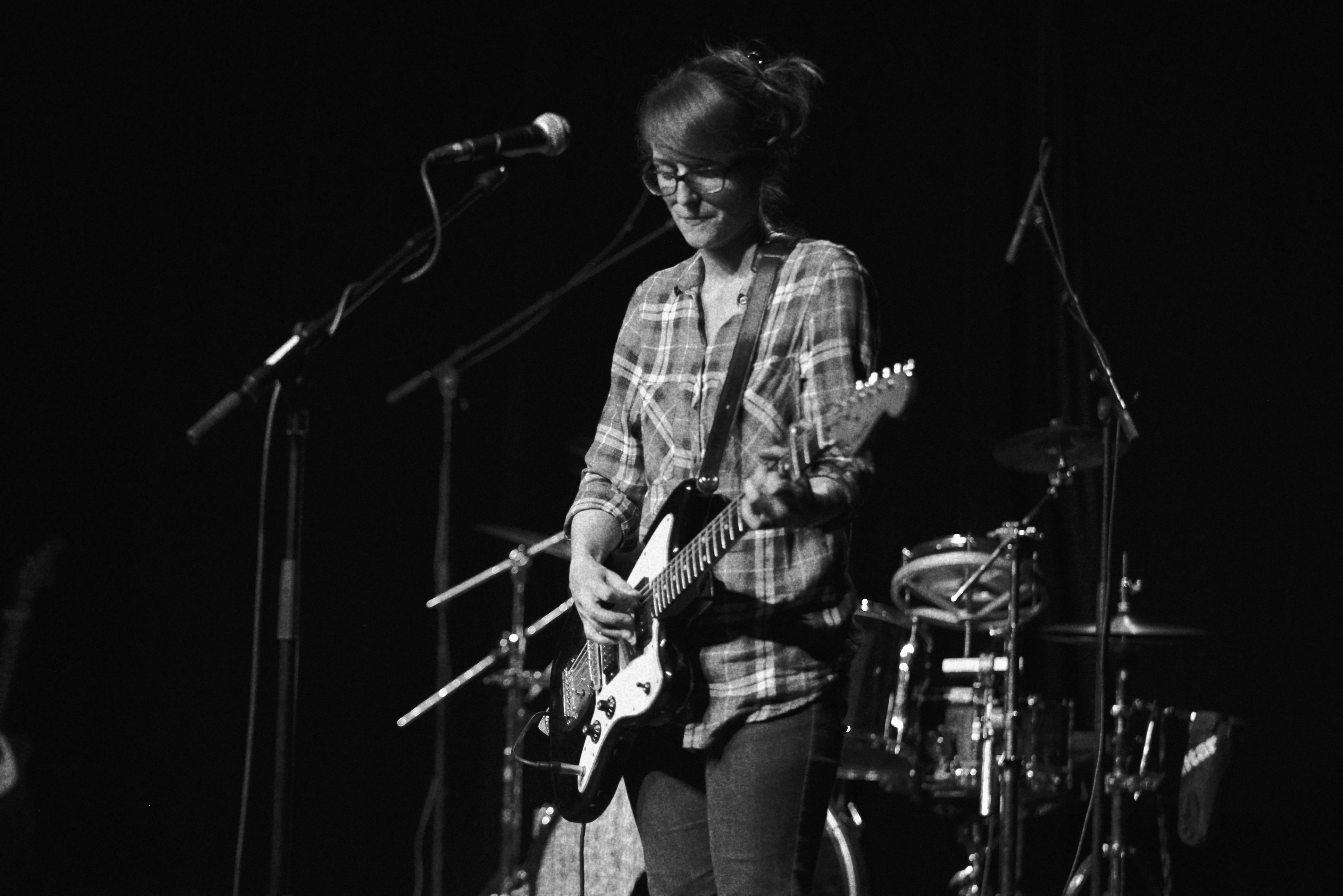 Héloïse à la guitare électrique