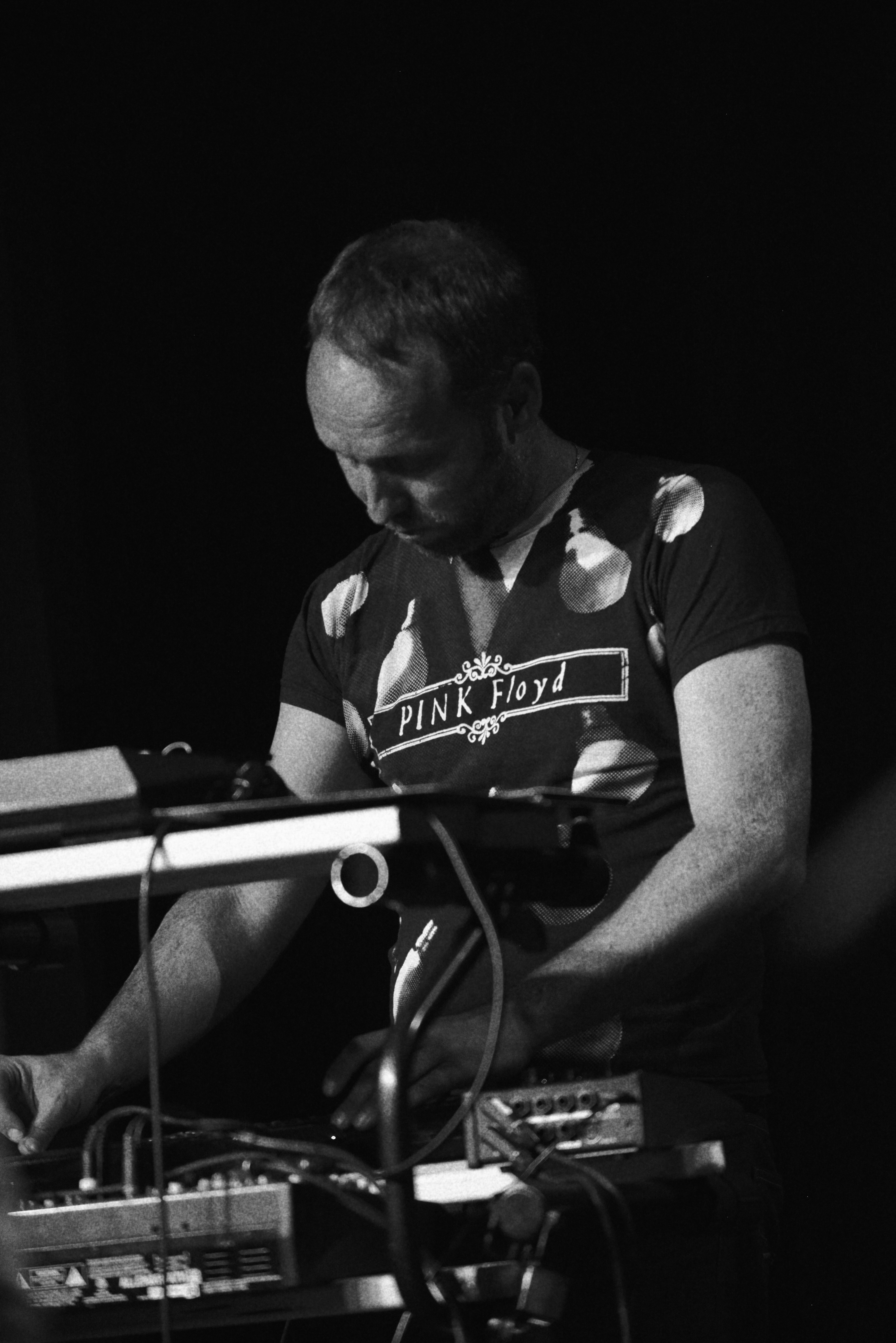 Sébastien aux claviers, q-chord, stylophone...