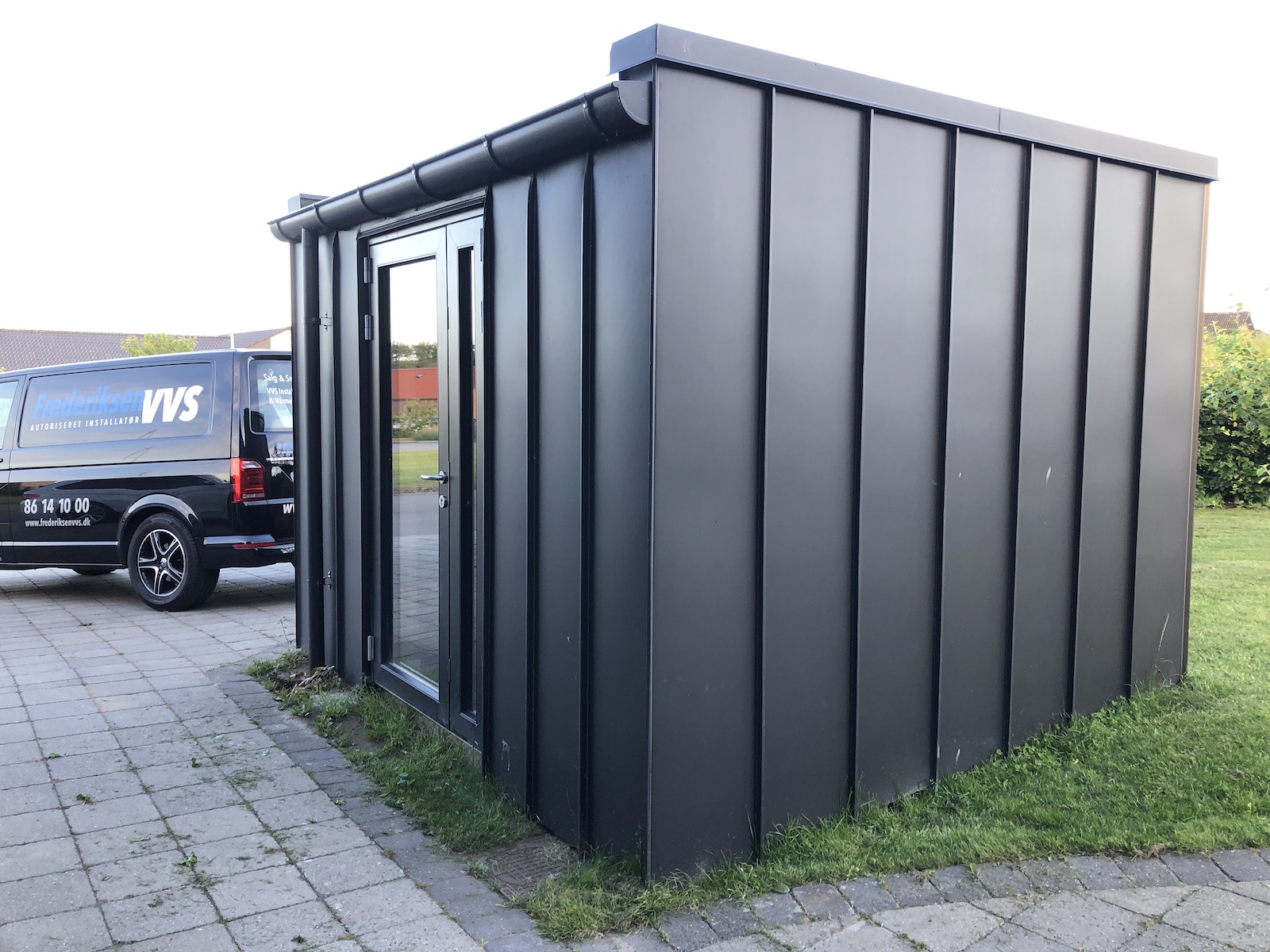 Udeskur beklædt med zinkpaneler