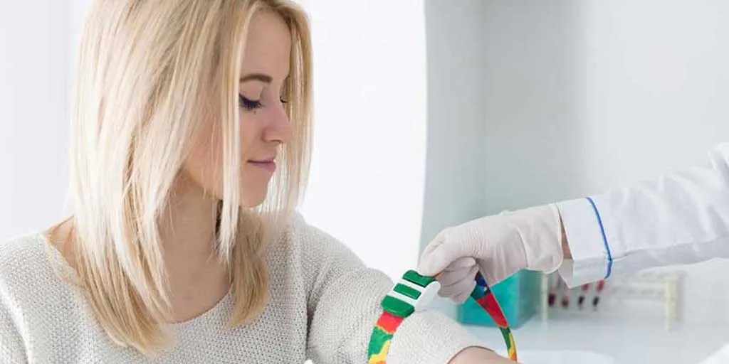 Taking blood sample / belyjmishka / 123RF Stock Photo