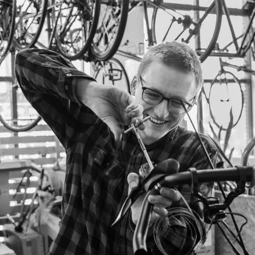 monteur aan het werk in werkplaats