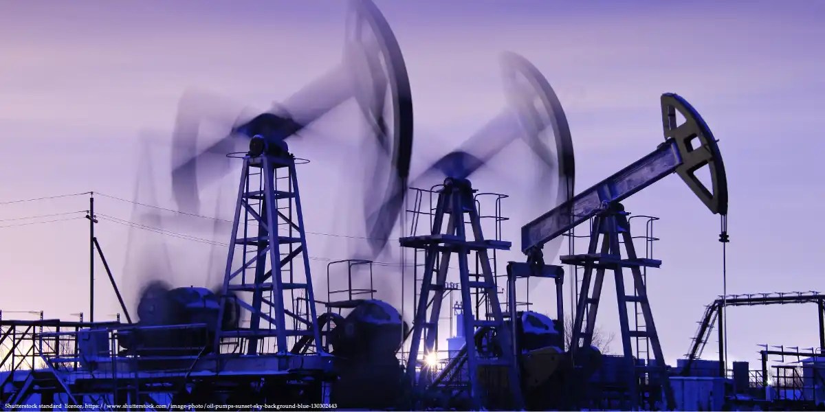Oil pump jacks operating at sunset, symbolizing the global oil trade and its impact on Russian oil revenues.
