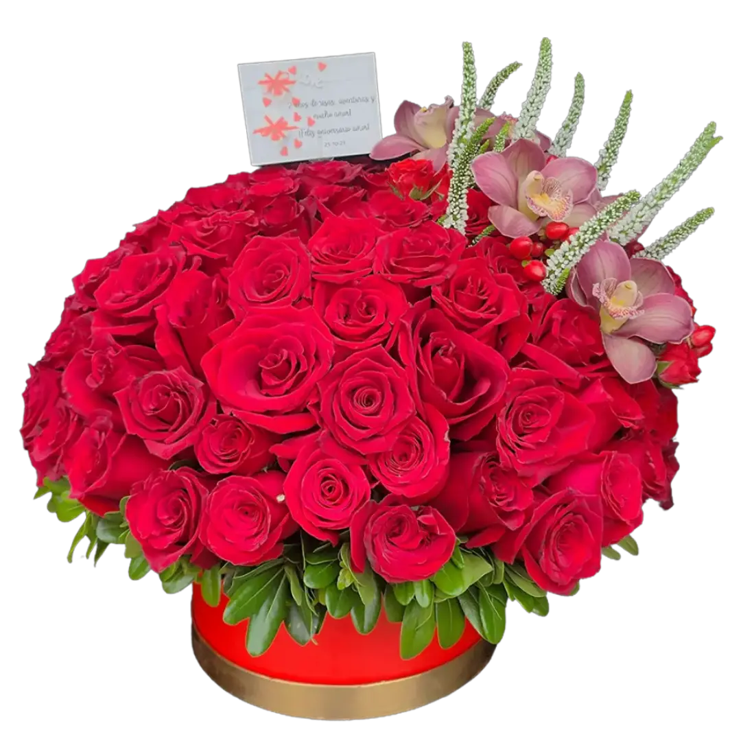 Arreglo floral con 60 rosas rojas aprox., orquídeas rosadas y detalles exóticos en vaso dorado con base roja