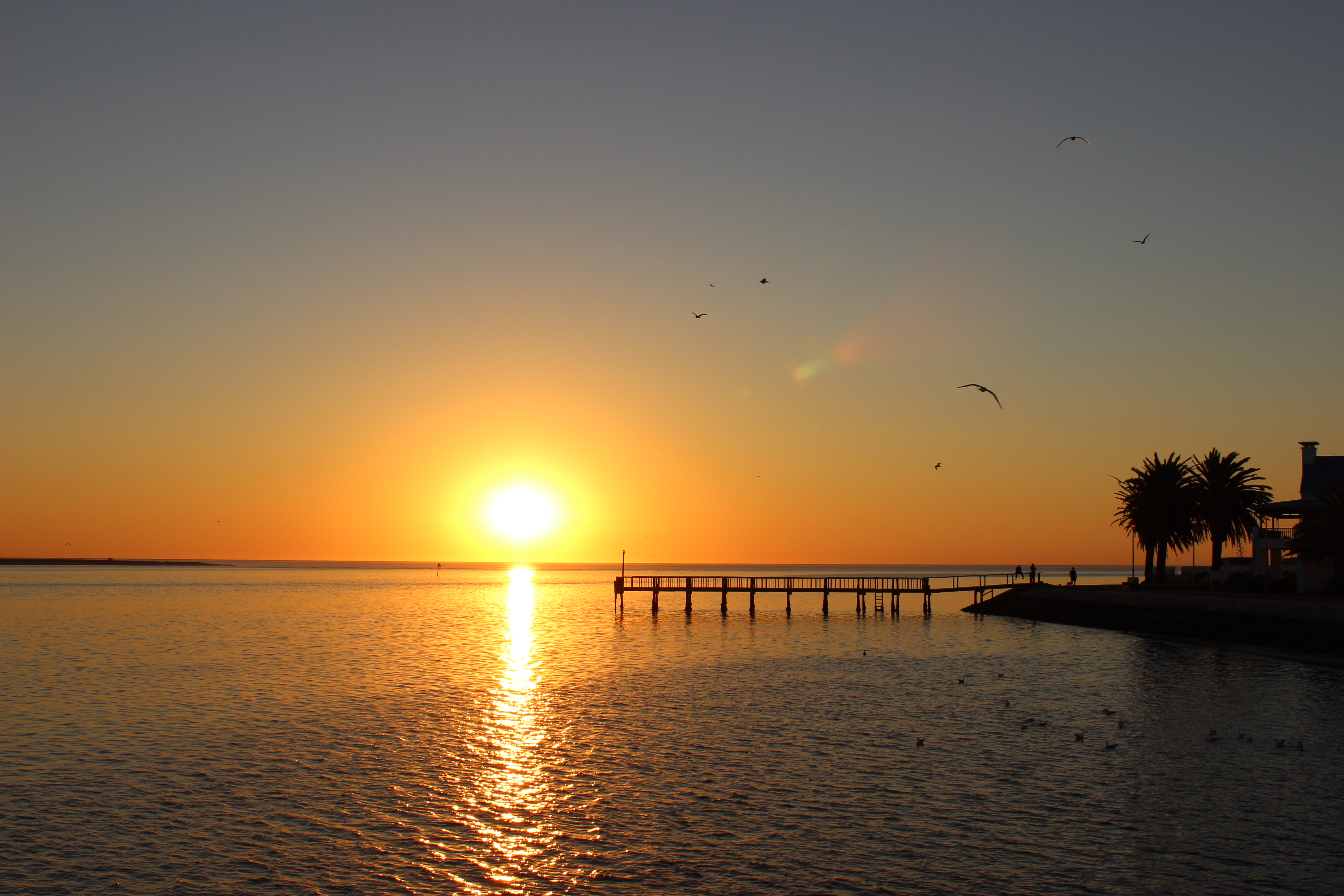 So malerisch können Sonnenuntergänge an der namibischen Küste, in diesem Fall in Walvis Bay, sein