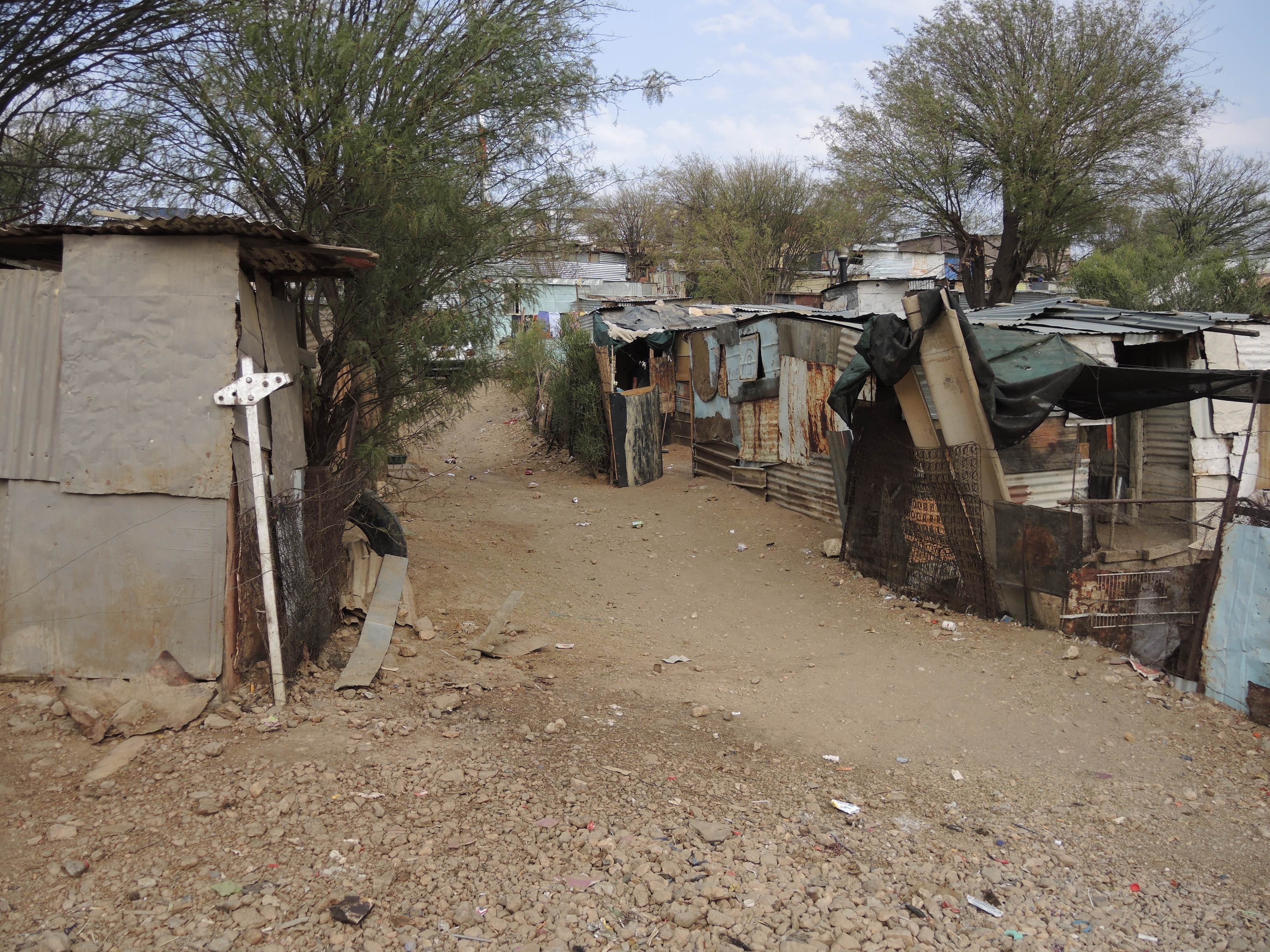 Hütten in einem Township am Rande Windhoeks - die rasant wachsende Stadt bietet im Zentrum zwar Malls und Shoppingmeilen, aber große Teile der Bevölkerung leben in solchen notdürftigen Behausungen ohne fließendes Wasser oder Strom