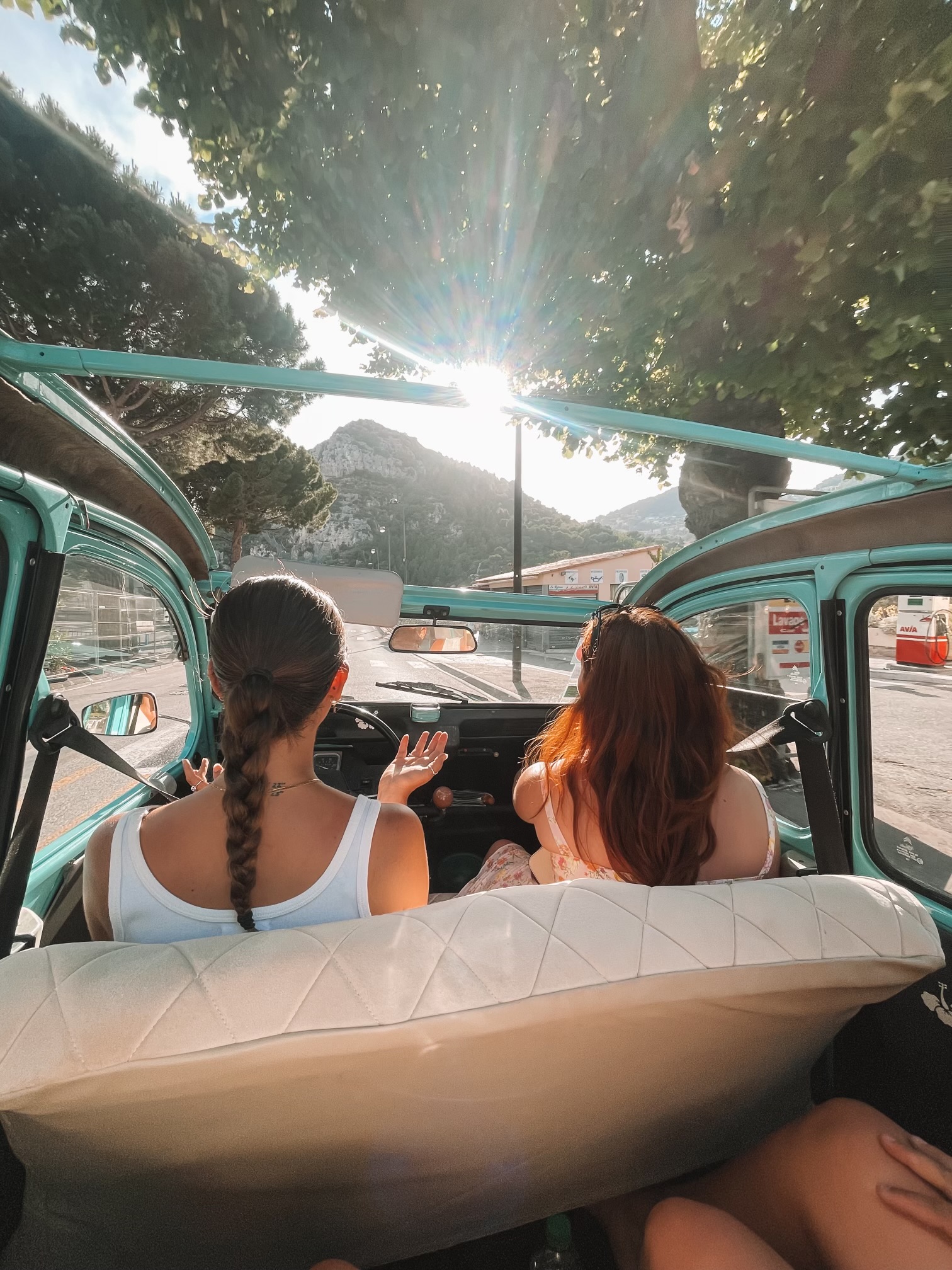 girls driving a citroen 2cv cote d'azur