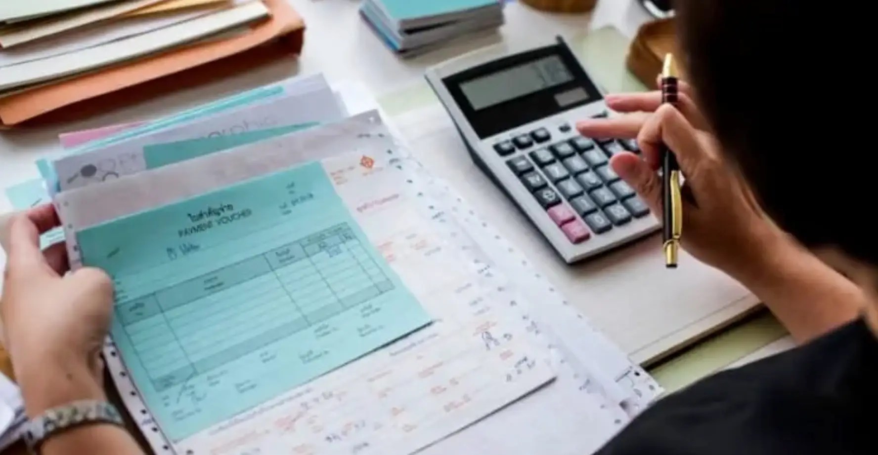 Bookkeeper handling invoiced transactions