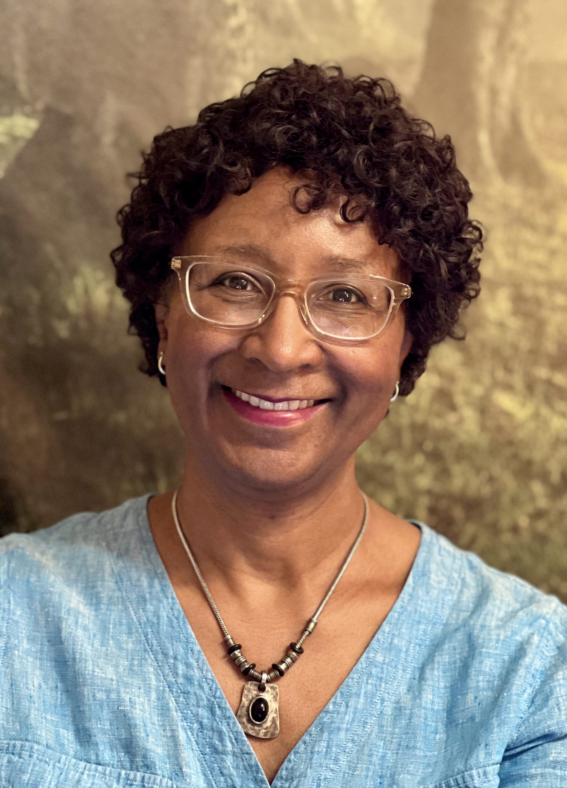 JE Thomas author photo