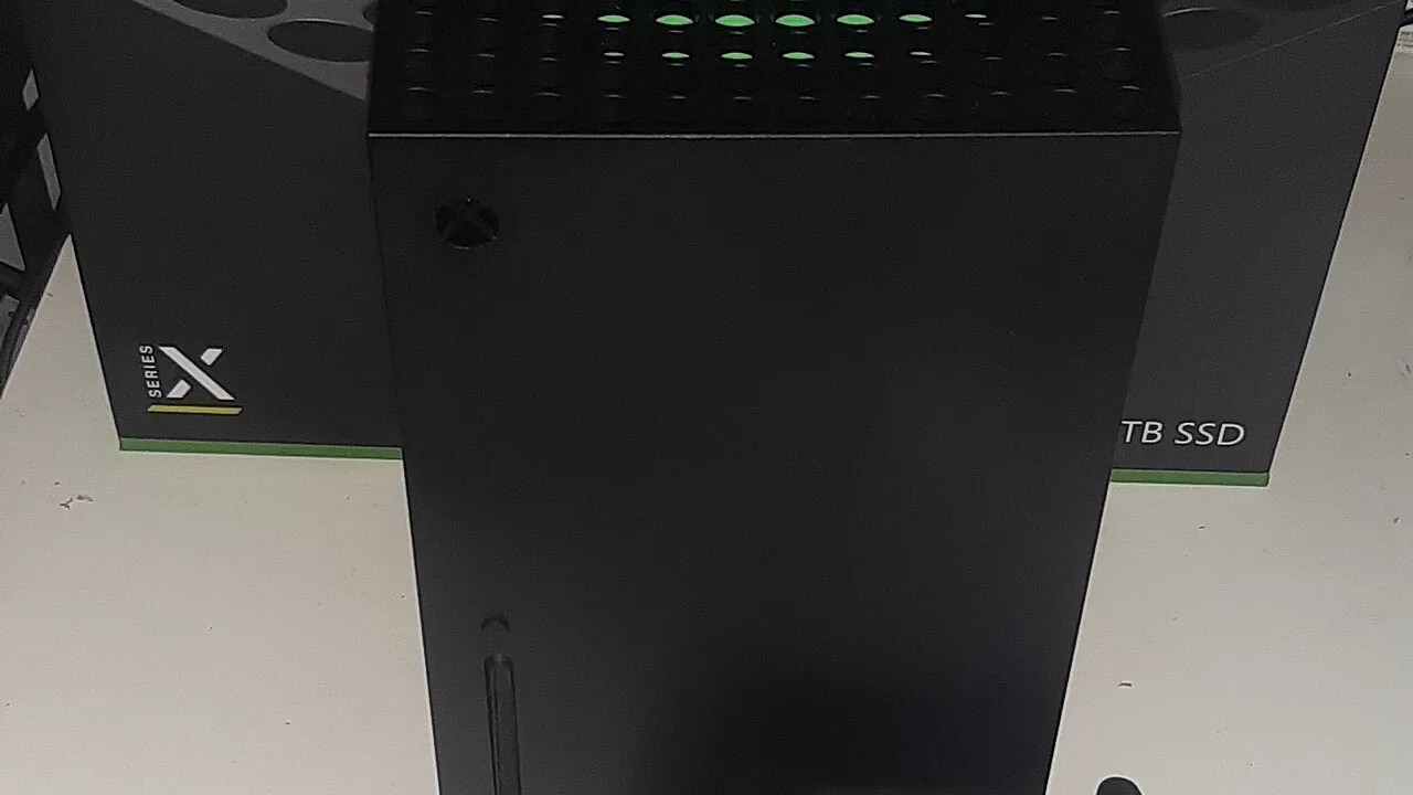 Xbox controller and cloud gaming during free ad-supported streaming test