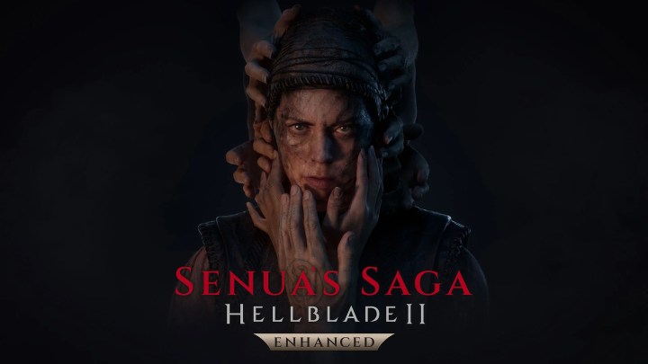 Senua debout dans un paysage nordique brumeux dans Hellblade II Enhanced, mise à jour Xbox Game Pass août 2025.