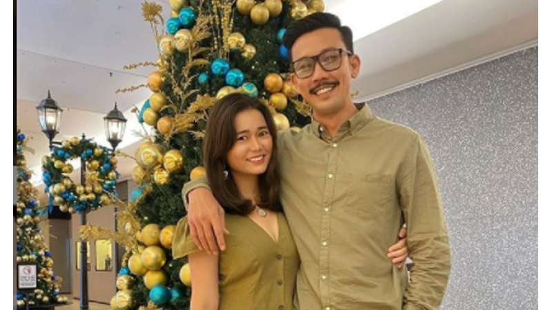 Pasalnya, mereka tampil berbeda dengan gaya formal dan sederhana pada pas foto buku nikah . Denny Sumargo Bocorkan Alasan Nikahi Direktur Olivia