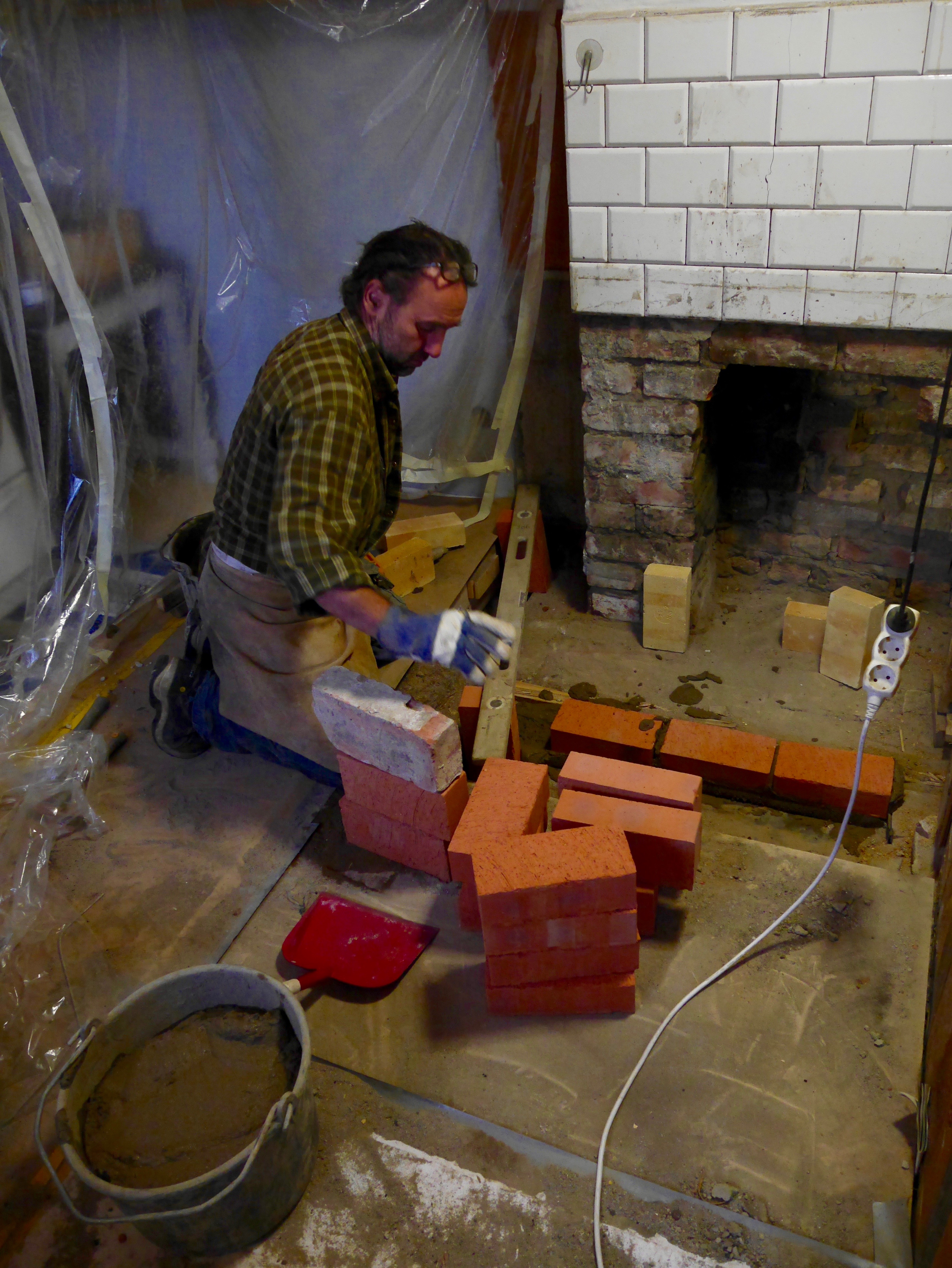 Själva vedugnen fick plats på gamla fundamentet