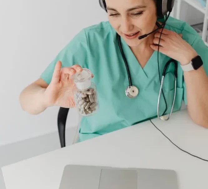 Médico sosteniendo un frasco de cápsulas
