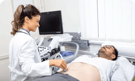 Médico examinando una ecografía de un paciente