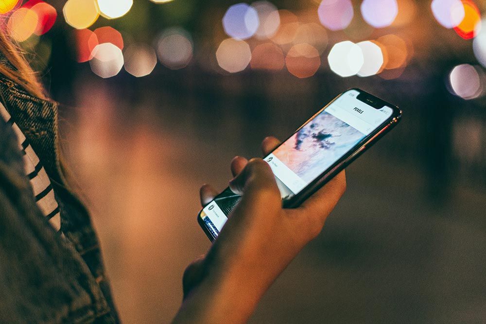 Mano Femenina Consultando Telefono Móvil