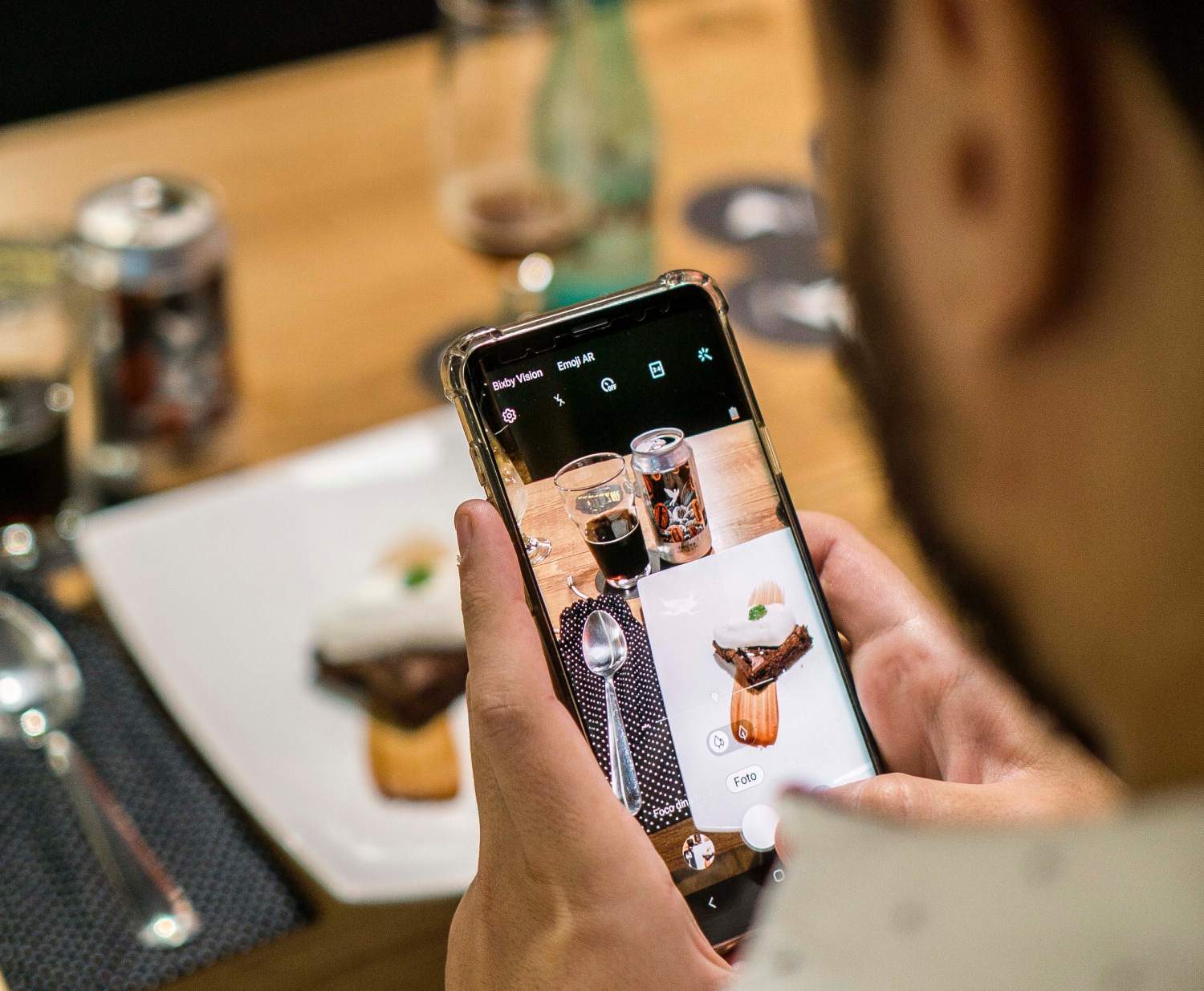 visual search o busqueda visual. Vemos hombre sosteniendo un celular