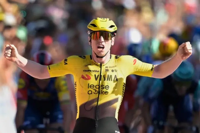 El impresionante Matthew Brennan ataca inmediatamente en Manosque, tras el sorpresivo ataque de Van Aert y gana la segunda etapa de la vuelta a España. //Foto: Philippe Magoni via AP