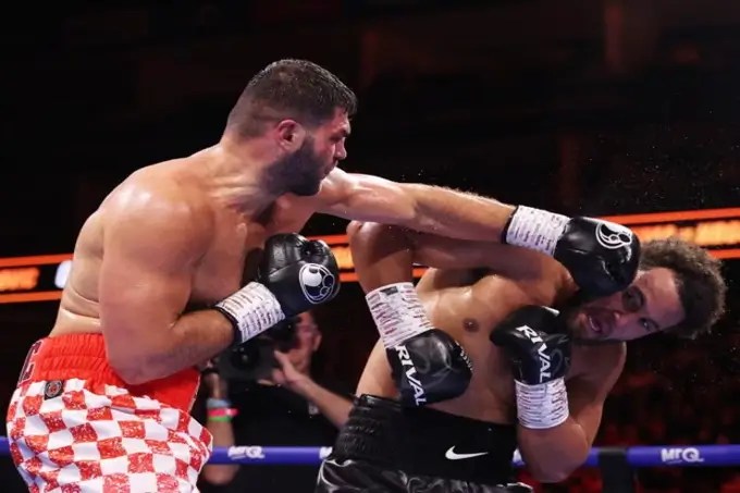 Las esperanzas de Moses Itauma de convertirse en el segundo campeón mundial de peso pesado más joven de la historia se esfumaron después de que Filip Hrgovic lo noqueara en el noveno asalto de su pelea por el título de la FIB. //Foto: Richard Pelham/Getty Images