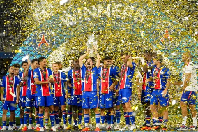El PSG de Luis Enrique sigue imparable: venció al Aston Villa por 2-1 y se quedó con la Supercopa de Europa. //Foto: AP
