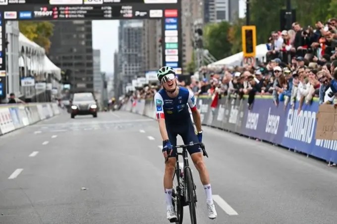 "Francia no se merece un líder como yo", así fue la salvaje autocrítica de Paul Seixas tras sufrir calambres en la prueba de ruta elite del campeonato del mundo en Montreal. septiembre 27 de 2026// Foto: captura de pantalla / © futbolydeportes.com