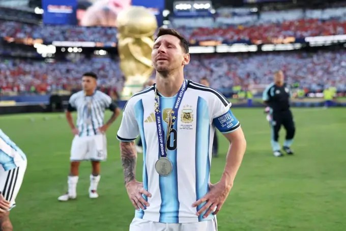 Lionel Messi, capitán de la Argentina anuncia que deja la selección semanas después de digerir la muerte de su padre, figura clave en su carrera y el hombre que le convenció para volver a vestir la 10. //Foto: FIFA