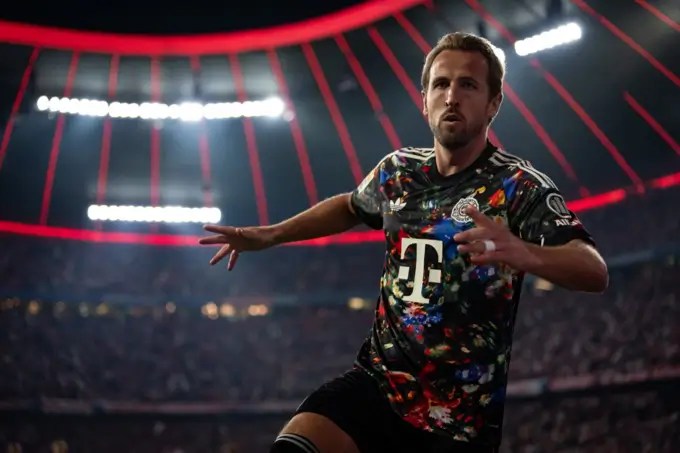 "Personalmente muy orgulloso de llegar a 100 goles en la Bundesliga en tiempo récord, nunca fue posible sin todo el apoyo de los compañeros de equipo y a los aficionados", dijo Harry Kane.
