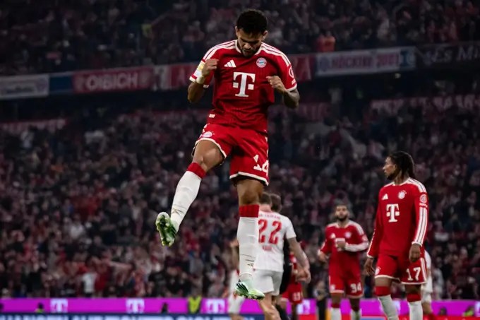 Con una actuación arrolladora Luis Díaz empieza a despejar las dudas sobre el arranque de su segunda temporada como jugador del Bayern München. Esta vez se despacho con un triplete ante Leipzig partido de Bundesliga, el sábado 17 de octubre de 2026 en el Allianz Arena. //Foto: © FC Bayern München