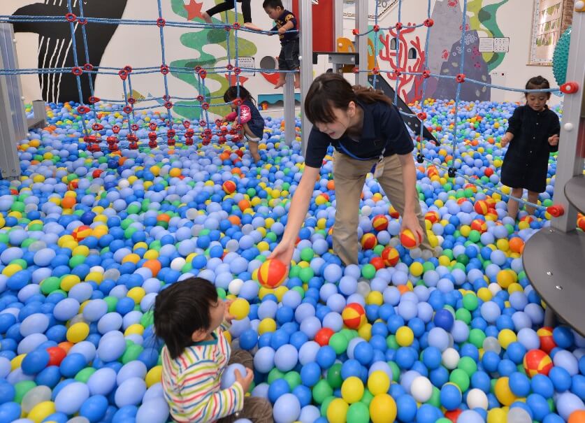 乳幼児にオススメ 子どもの発達に効果的な ボールプール の遊び方 子どもの未来を考える子育てサイト 未来へいこーよ 乳幼児にオススメ 子どもの発達に効果的な ボールプール の遊び方 子どもの未来を考える子育てサイト 未来へいこーよ