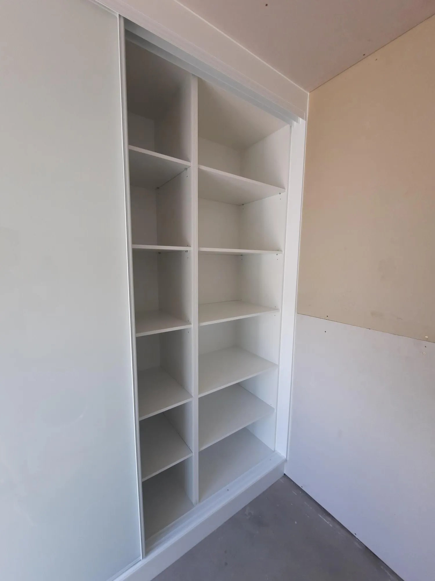 Bedroom and Robe 1000000677