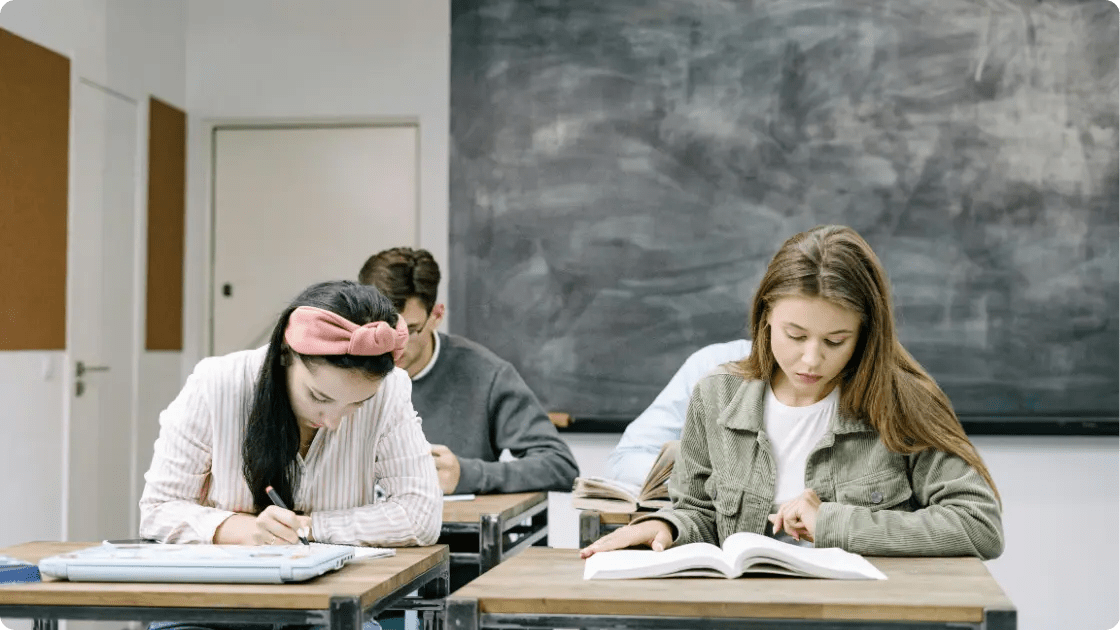 Lycéens en classe concentrés