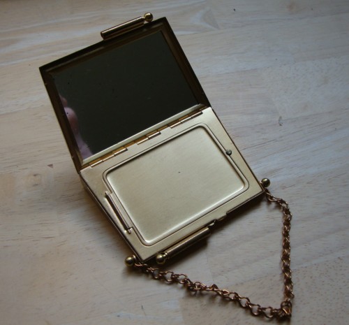 Powder Compact for the Traveler | The Vintage Traveler