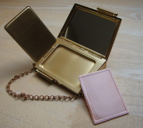 Powder Compact for the Traveler | The Vintage Traveler