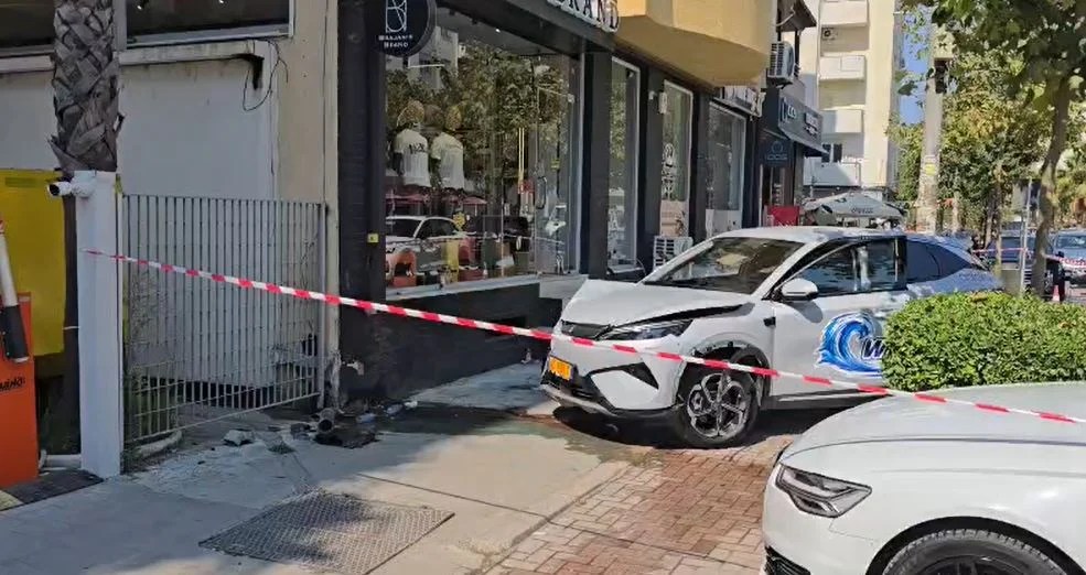 Aksident me vdekje në Durrës, këmbësori goditet te vijat e bardha