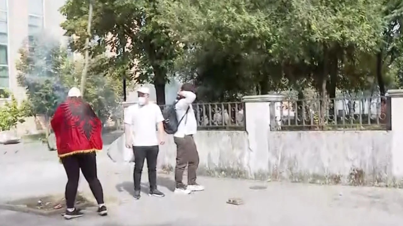 Protesta në Tiranë, sulmohet selia e Partisë Socialiste