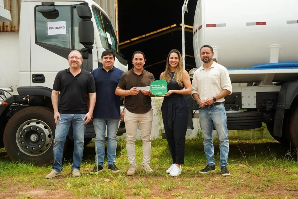 Prefeitura de Pinheiro conquista dois caminhões-pipa em parceria com a senadora Ana Paula Lobato