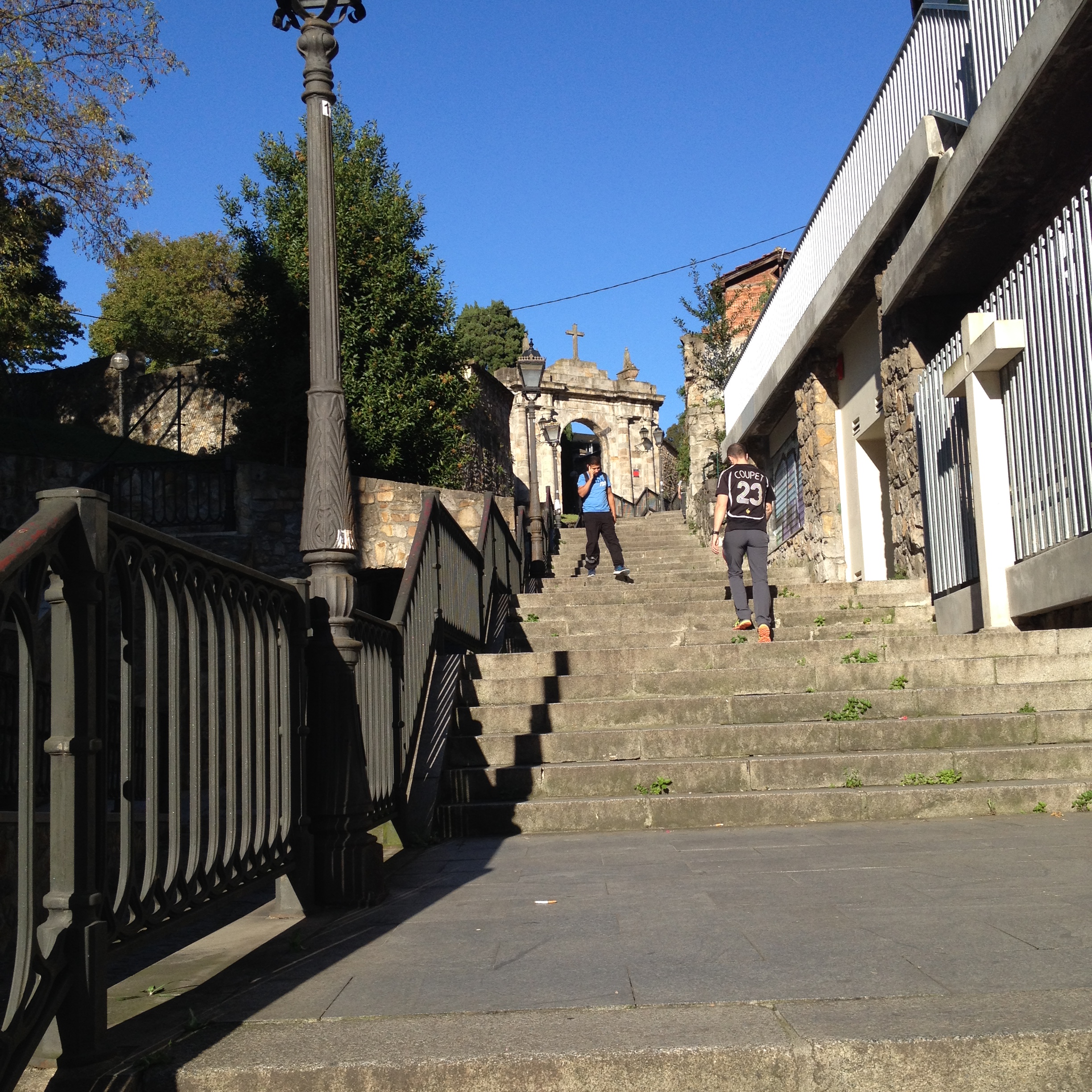 So many steps! I probably climbed up 500 steps throughout the city./ (¡Tantos escalones! Probablemente subí alrededor de 500 escalones alrededor de la ciudad. )