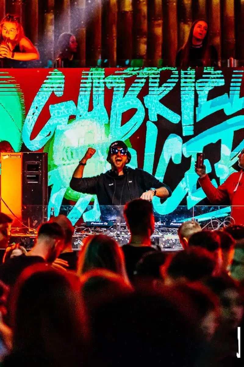 Gabriel Top Blue Dancer - Best Minimal Designs in 4K