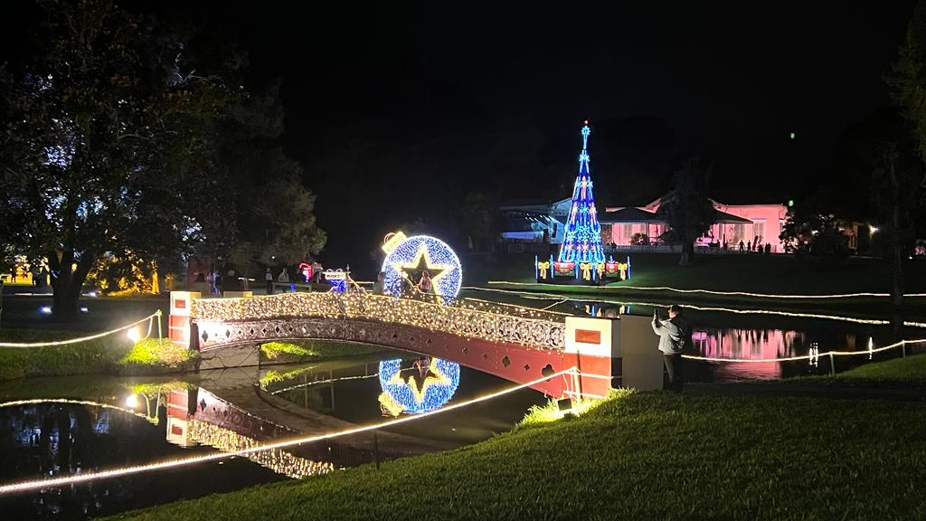A ponte, o lago e os jardins iluminados e ornamentados/Divulgação